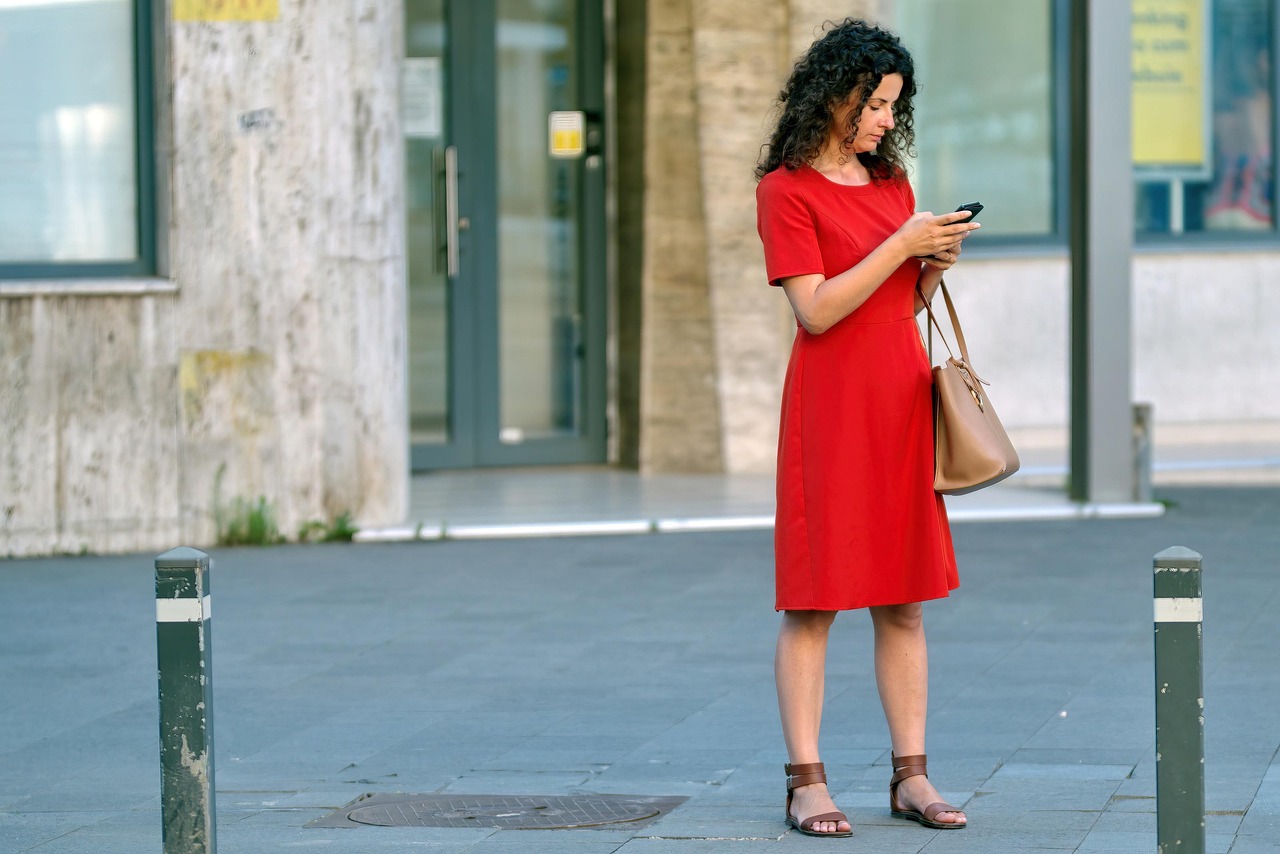 player waiting on phone deciding next bet